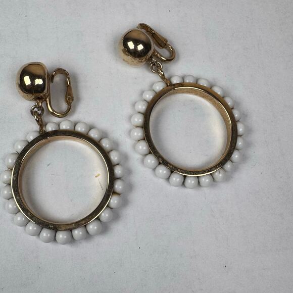 VTG Napier Clip Om Earrings Large Hoops Gold tone Lucite White Beads - Picture 4 of 5